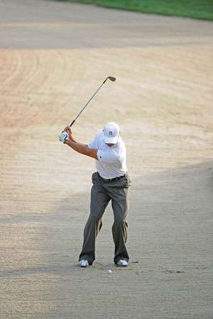 tiger woods bunker Bí quyết của Tiger Woods: Cứu bóng trong cát  khi đánh Golf
