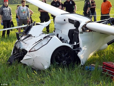 Flying car crash 3 a4e0b Lại một lần nữa đặt dấu chấm hỏi cho độ an toàn của ô tô bay
