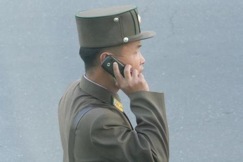 pyongyang cellphone 1370058972 500x0 Triều Tiên đã vượt mốc 2 triệu thuê bao di động