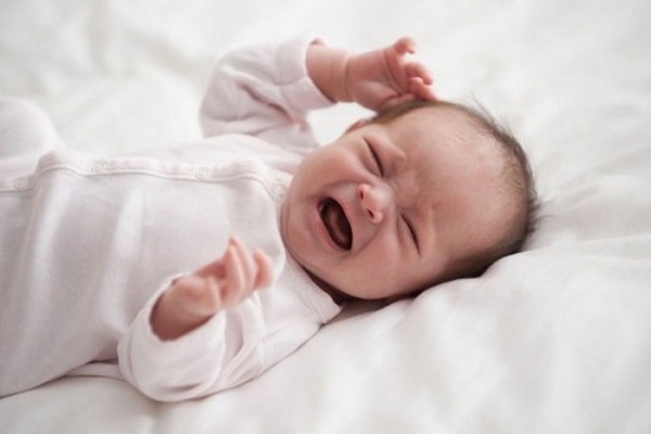 80844 tre so sinh hay giat minh khi ngu 4 nguyên nhân khiến cho trẻ sơ sinh hay giật mình khi ngủ